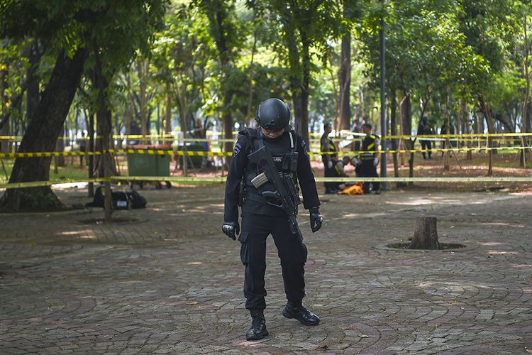 Anggota Gegana Brimob Polri berjaga di sekitar TKP ledakan di kawasan Monas, Jakarta, Selasa (3/12/2019). Ledakan diduga berasal dari granat asap terjadi di kawasan Monas pada Selasa pagi dan diketahui melukai dua orang anggota TNI.