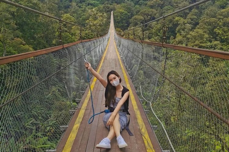 Rengganis Suspension Bridge,  salah satu tempat wisata Instagramable di Bandung.