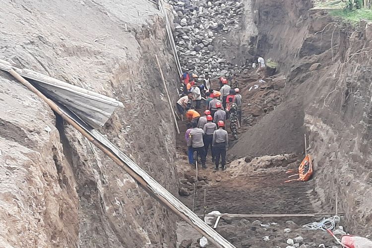 Tim SAR masih melakukan proses pencarian korban yang tertimbun longsoran dinding galian proyek perumahan di Wedomartani, Kapanewon Ngemplak, Sleman
