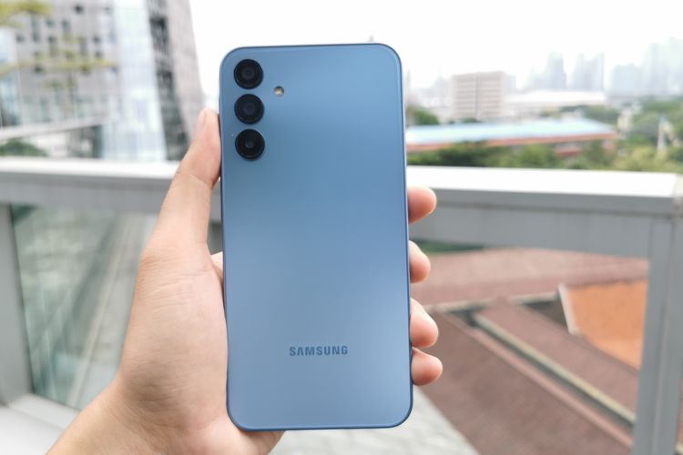 Samsung Galaxy A15 5G varian warna biru