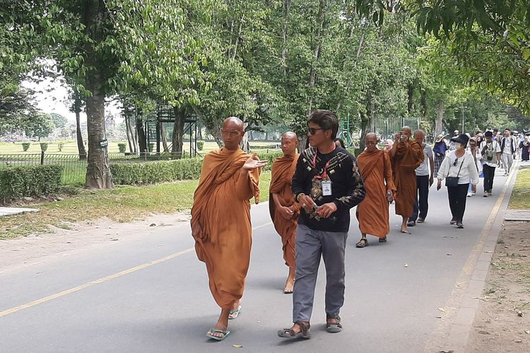 Para Biksu Thudong saat berjalan setelah mengunjungi Candi Prambanan. Para biksu ini melanjutkan untuk mengunjungi Candi Sewu.