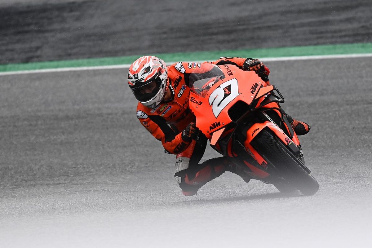 Iker Lecuona saat sesi latihan bebas pada MotoGP Styria 2021. (Photo by JOE KLAMAR / AFP)