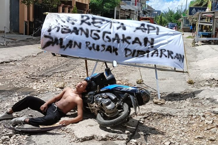 Aksi protes terhadap Bupati Sumenep atas jalan rusak di Jalan Adhirasa, Desa Kolor, Kecamatan Kota, Kabupaten Sumenep.