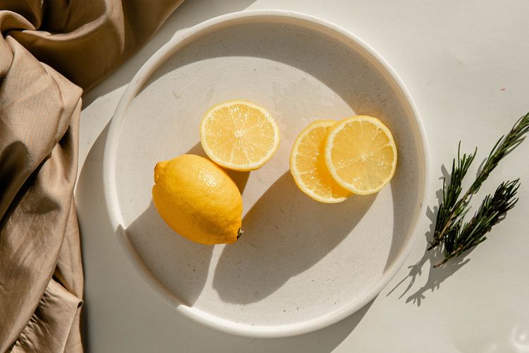 Kandungan asam pada lemon bisa digunakan untuk membersihkan permukaan marmer.