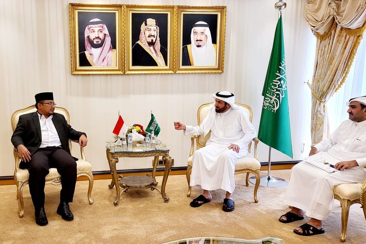 Menteri Agama Yaqut Cholil Qoumas bertemu dengan Menteri Haji dan Umrah Arab Saudi Tawfiq F. Al-Rabiah di Kantor Kementerian Haji dan Umrah, Jeddah, Arab Saudi, Jumat (20/5/2022).