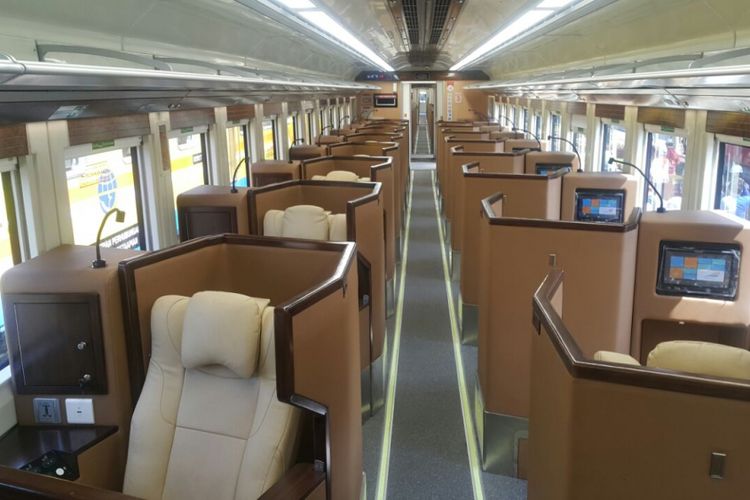 Selain kursi yang multi fungsi, interior kereta api sleeper seat juga didesain mewah sehingga menjadikan penumpang betah menikmati perjalanan yang lama. 