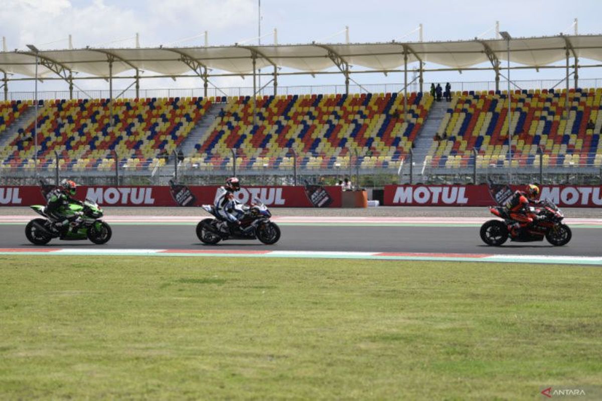 Sejumlah pebalap memacu kecepatan pada latihan bebas pertama (FP1) World Superbike 2022 di Pertamina Mandalika International Street Circuit, KEK Mandalika, Desa Kuta, Kecamatan Pujut, Praya, Lombok Tengah, NTB, Jumat (11/11/2022). Artikel ini berisi jadwal WSBK Mandalika 2023 yang akan digelar pada 3-5 Maret tahun ini.