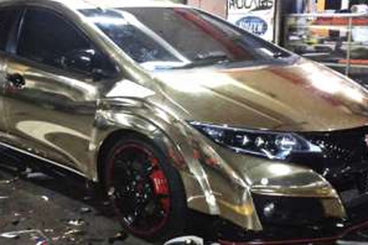 Tren wrapping warna chrome.