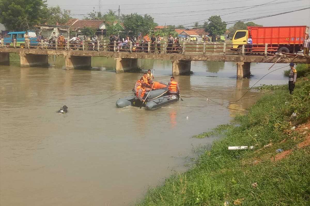 Tim SAR gabubgan tengah melakukan upaya evakuasi mobil pengangkut uang irigasi Bendung Tarum Timur (BT) 15, Desa Pucung, Kecamatan Kotabaru, Kabupaten Karawang, Senin (27/6/2022).