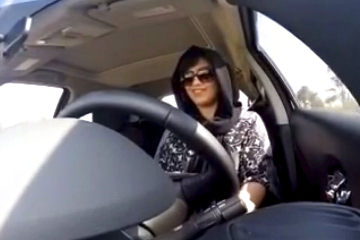 Gambar 30 November 2014 ini dibuat dari video yang dirilis oleh Loujain al-Hathloul, menunjukkan dia mengemudi menuju perbatasan Uni Emirat Arab-Arab Saudi sebelum penangkapannya pada hari berikutnya.