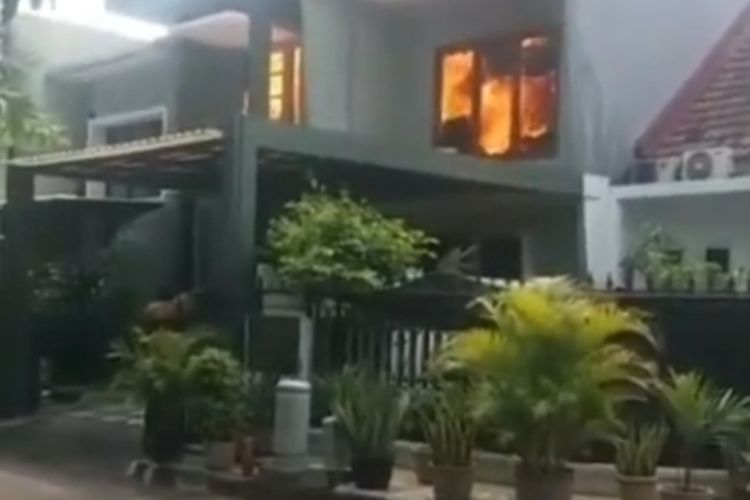 Kebakaran melanda sebuah rumah tiga lantai di BSD, Tangerang Selatan, Senin (20/6/2022). Kadis Damkar Tangsel Bani Khosiyatullah mengatakan kerugian diperkirakan mencapai Rp 1 Miliar