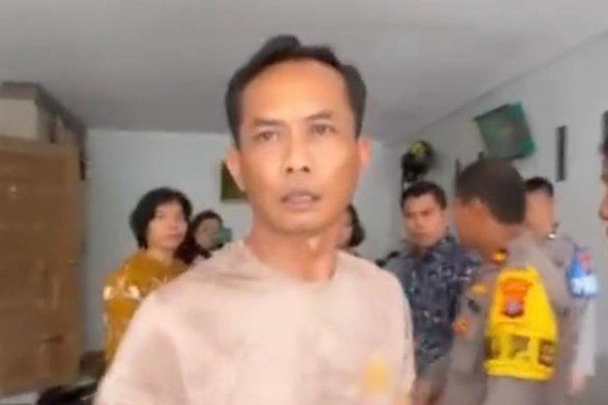 Tangkapan layar video saat Iptu Supriadi berdebat dengan penyidik Subdit IV Renakta Ditrreskrimum Polda Sumut yang hendak menyita ponselnya Jumat (15/3/2024).
