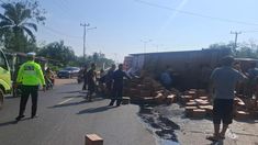Truk Bermuatan Mi Instan Terbalik di Muara Enim, Suami Istri Tewas Tertimpa