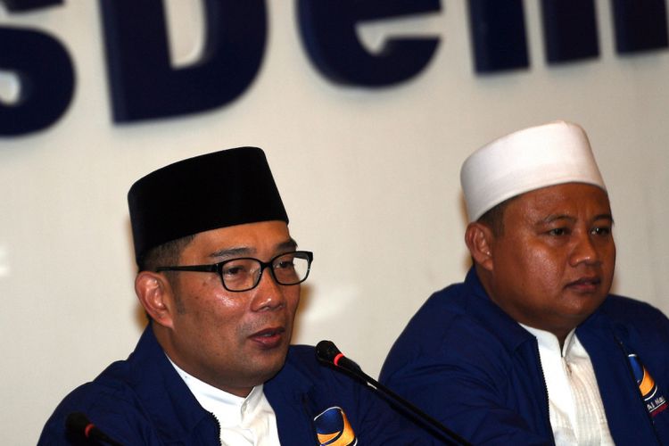 Bakal calon Gubernur dan Wakil Gubernur Jawa Barat yang diusung Partai NasDem, Ridwan Kamil (kiri) dan Uu Ruzhanul Ulum memberikan keterangan kepada wartawan di kantor DPP Partai NasDem, Jakarta, Minggu (7/1).  Pasangan Ridwan Kamil-Uu Ruzhanul Ulum resmi maju dalam Pilkada Jawa Barat 2018 dengan diusung empat partai yaitu PPP, PKB, Partai NasDem, dan Partai Hanura. ANTARA FOTO/Sigid Kurniawan/aww/18.