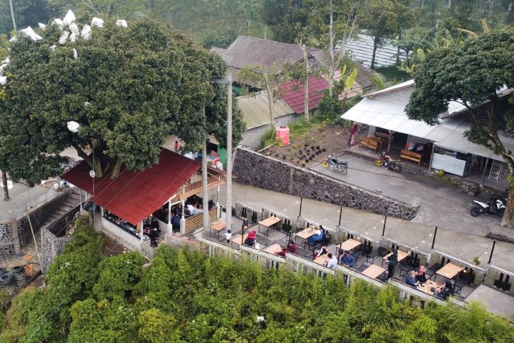 Tempat makan dengan pemandangan Gunung Merapi dan Dusun Girpasang bernama Kedai Pojok Dusun Kringin, Desa Tegalmulyo, Kecamatan Kemalang, Kabupaten Klaten, Jawa Tengah (dok. Akun Instagram @ragakrnwn dalam akun Instagram @kedaipojok.tegalmulyo).