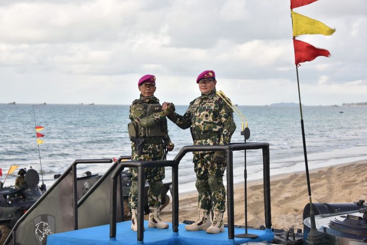 Kepala Staf TNI Angkatan Laut (KSAL) Laksamana TNI Yudho Margono dinobatkan sebagai warga kehormatan Korps Marinir TNI Angkatan Laut (AL) melalui proses pengamatan warna ungu di Pantai Todak Dabo Singkep Kepulauan Riau , Jumat, (24/07/2020).