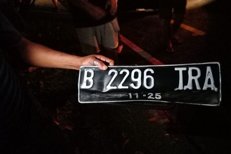 Pelat nomor mobil terduga pelaku tabrak lari yang ditemukan di lokasi kejadian di persimpangan Jalan Raya Puputan - Jalan Letda Tantular, Renon, Denpasar, pada Senin (13/6/2022). /DOK. Humas Polresta Denpasar
