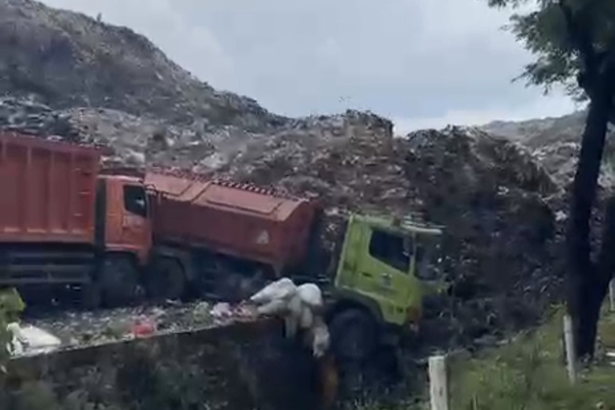 Gunungan sampah di TPST Bantargebang longsor dan mengenai truk serta warung, pada Minggu (8/3/2026).