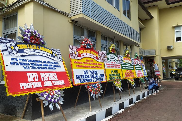 Puluhan karangan bunga berisi dukungan untuk mengusit kasus dugaan pemerasaan oknum LSM terhadap kepala desa berjejer di halaman Mapolresta Banyumas, Jawa Tengah, Kamis (29/4/2021).