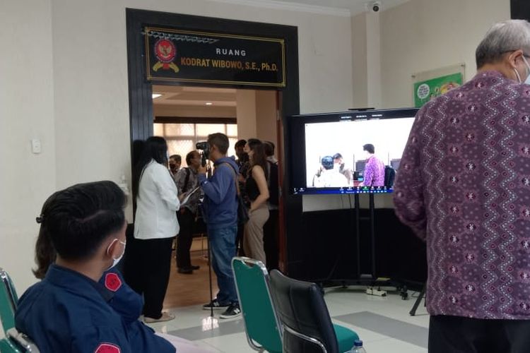 Suasana persidangan dugaan kartel minyak goreng di Ruang Sidang KPPU, Senin (17/10/2022).