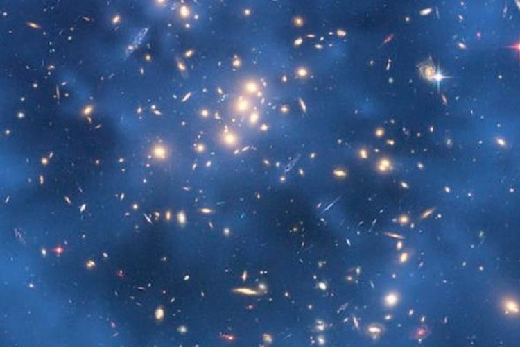 Materi gelap hingga kini masih misterius, dipercaya ada tetapi belum ditemukan. Dengan metode gravitaional lensing, astronom mendeteksi cincin materi gelap di kluster galaksi CL0024 17.