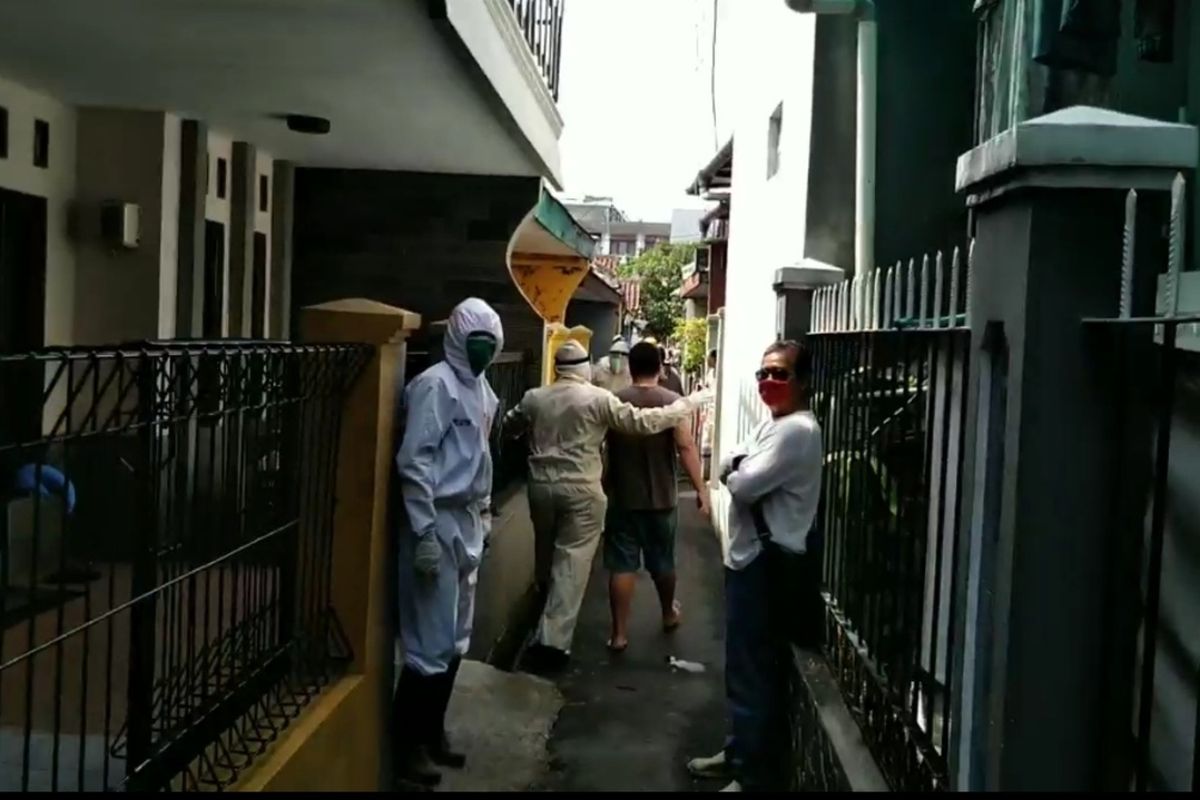 Salah seorang pria positif corona asal Kota Tasikmalaya mengamuk dan memeluk warga lain di dekatnya supaya tertular virus, Jumat (15/5/2020).