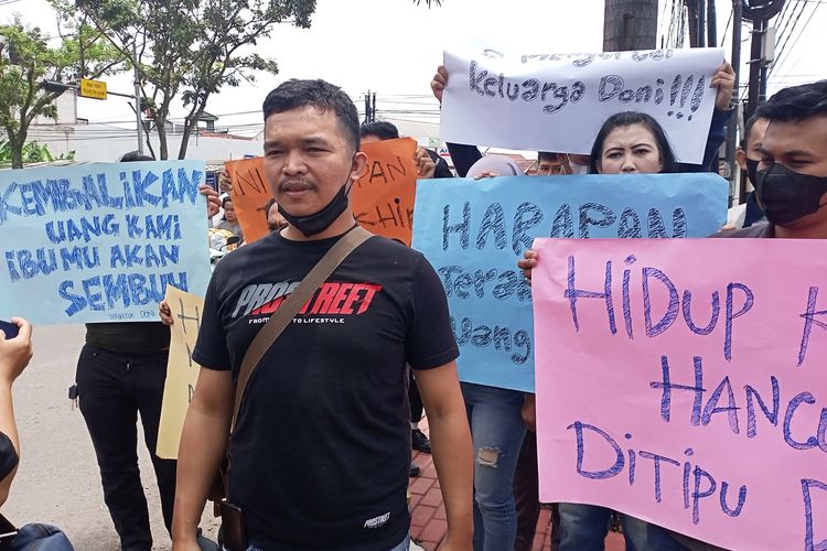 Sidang tuntutan terdakwa kasus aplikasi investasi Quotex Doni Salmanan diwarnai aksi unjuk rasa yang dilakukan oleh para korban. Para Korban Doni Salmanan sudah berkumpul sejak pukul 11.00 siang untuk menggelar aksi dan mengikuti sidang di PN Bale Bandung, Kamis (27/10/2022)