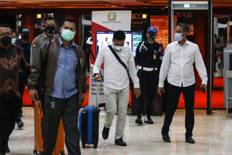 Penyidik KPK membawa sejumlah barang bukti seusai melakukan penggeledahan ruang kerja Wakil Ketua DPR Azis Syamsuddin di Kompleks Parlemen, Senayan, Jakarta, Rabu (28/4/2021). Penggeledahan tersebut untuk mengumpulkan bukti-bukti terkait kasus suap penyidik KPK AKP Stepanus Robin Patujju dari Wali Kota Tanjungbalai M Syahrial