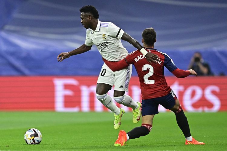 Penyerang Brasil Vinicius Junior (kiri) beraksi dalam laga Liga Spanyol Real Madrid vs Osasuna di Stadion Santiago Bernabeu, Madrid, pada Senin (3/10/2022) dini hari WIB.