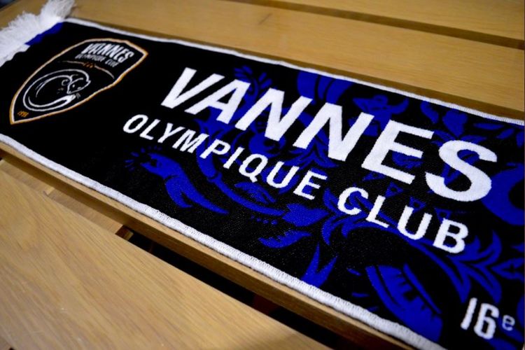 Syal klub sepak bola Vannes Olympique Club. Vannes OC akan melawan Paris Saint-Germain (PSG) pada babak 16 besar Coupe de France 2021-2022. Laga Vannes vs PSG bakal digelar di Stadion De la Rabine, Selasa (4/1/2022) dini hari WIB. (Sumber foto: Tangkapan layar Twitter @VOC_officiel)