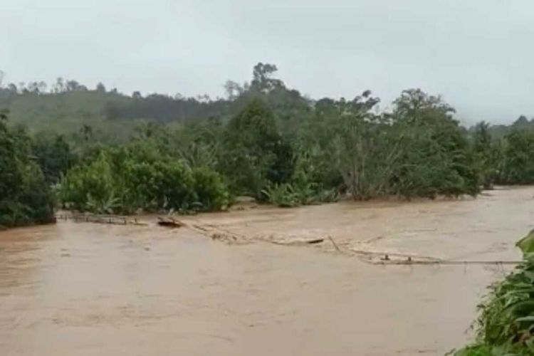 Kepala Badan Penaggulangan Bencana Daerah (BPBD) Kabupaten Sintang, Kalimantan Barat (Kalbar) Sugianto menyebut, ada satu jembatan gantung putus dan enam rumah rusak berat akibat banjir yang terjadi Minggu (3/10/2021).