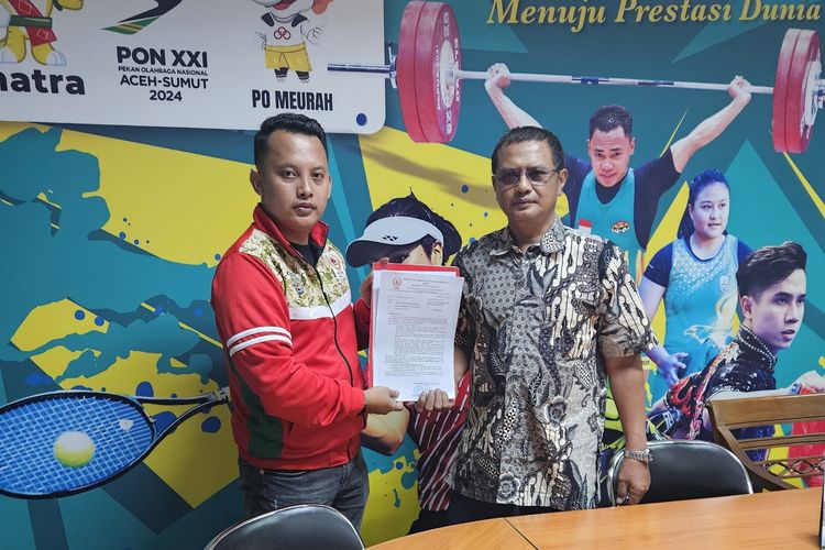 Pengurus KONI Bangkalan, Hasan menyerahkan surat laporan dugaan kecurangan yang dilakukan oleh kontingen Kota Malang ke PB Porprov Jatim lX, Rabu (25/6/2025). 