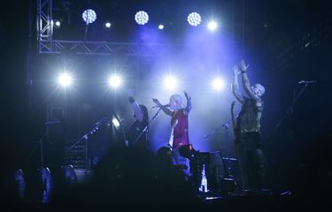 Grup band heavy metal Trivium tampil di panggung Hammersonic Festival 2023 di Pantai Carnaval Ancol, Jakarta Utara,  Minggu (19/3/2023). Vokalis Trivium, Matthew Kiichi Heafy mengenakan batik dan jersey Timnas Indonesia saat tampil di Hammersonic 2023.
