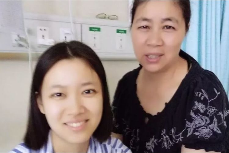 Zhang Rui (kiri) dan ibunya, saat berada di rumah sakit pada Juni lalu.