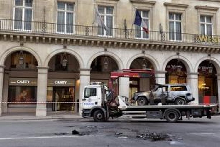 Sebuah truk membawa bangkai mobil yang digunakan kelompok perampok menabrak dan menguras isi toko perhiasan Casty di kawasan elit kota Paris, Perancis.