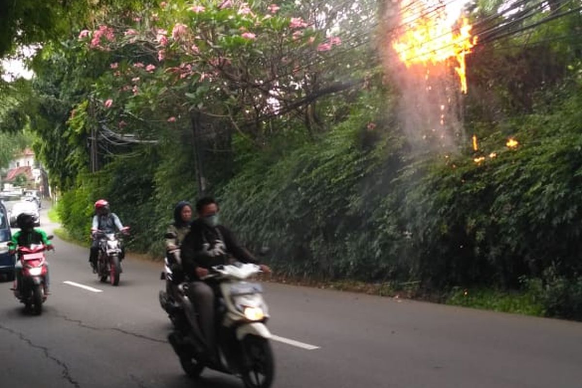 Kabel optik dan kabel udara milik PLN terbakar di Jalan Lebak Bulus I, Cilandak, Jakarta, Kamis (16/7/2020).
