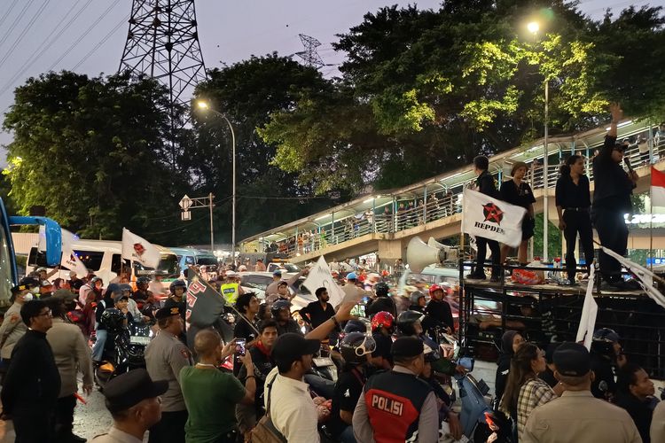 Demo Tolak Penggusuran ke Markas Kodam Jaya Tertahan di Cawang, Lalu Lintas Sempat Macet