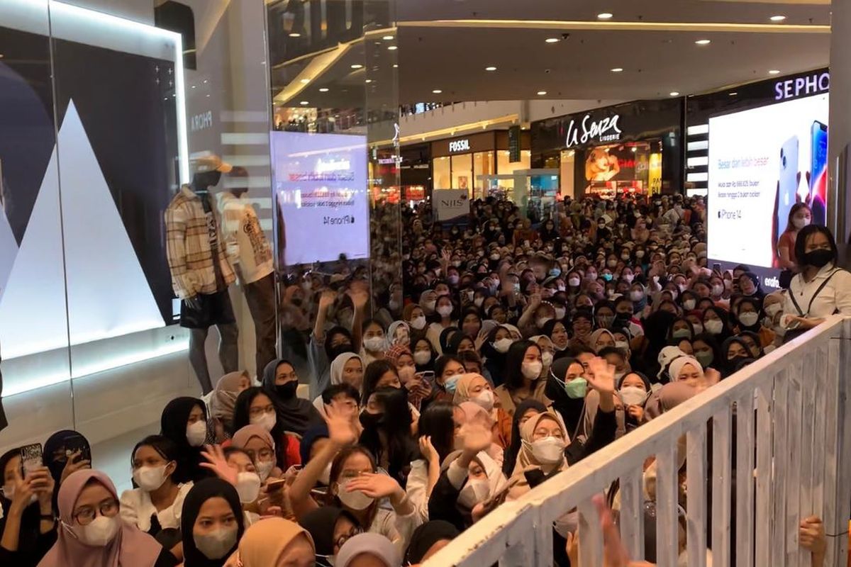 Fans EXO, EXO-L memenuhi seluruh area Central Park Mall untuk melihat Oh Sehun yang datang ke Indonesia dalam rangka fan meeting gratis, Minggu (6/11/2022).