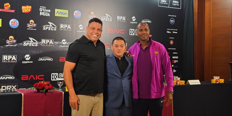 CEO Senyawa Entertainment, Reza Subekti (tengah) bersama Ronaldo Nazario dan Patrick Kluivert