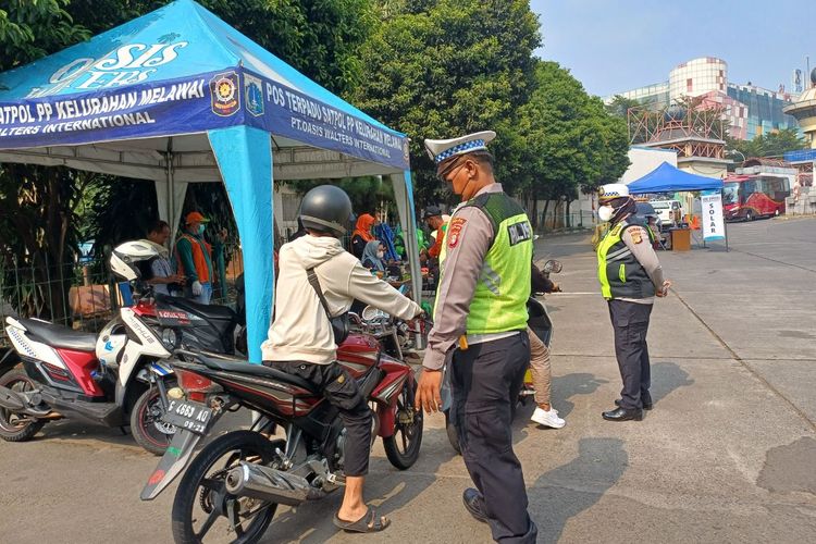 Sejumlah pengendara motor digiring polisi untuk dilakukan cek emisi di Terminal Blok M, Kebayoran Baru, Jakarta Selatan, Jumat (1/9/2023).