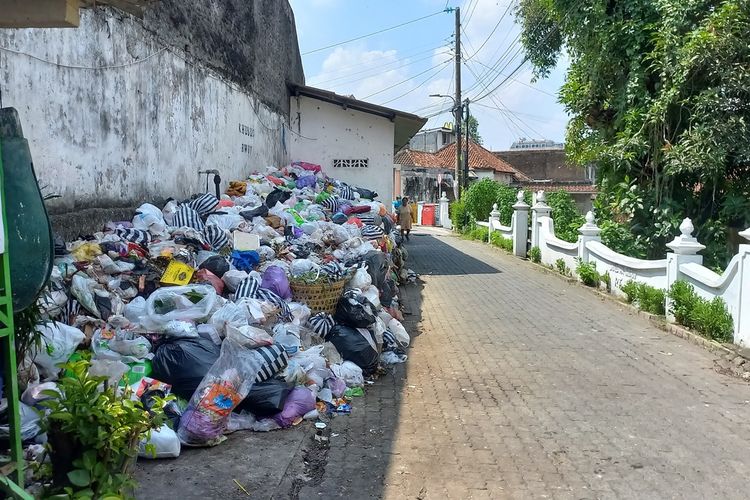 Sampah sampah mulai menumpuk di jalanan, depo hingga perkampungan di Yogyakarta, Senin (13/5/2024)