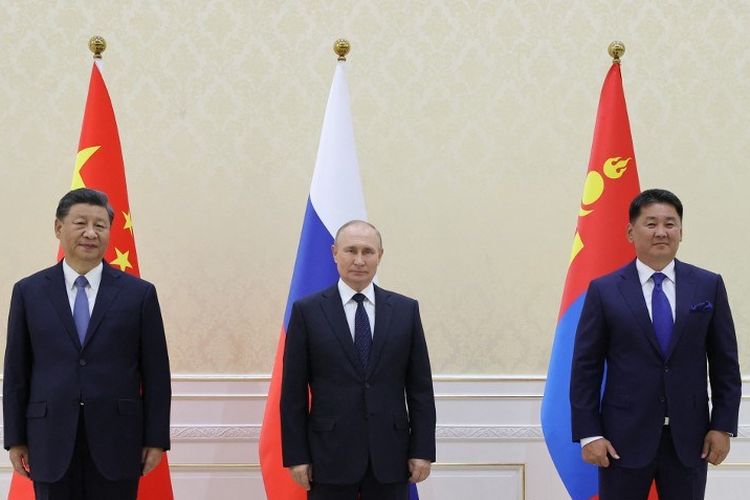 Dari kiri ke kanan: Presiden China Xi Jinping, Presiden Rusia Vladimir Putin dan Presiden Mongolia Ukhnaa Khurelsukh mengadakan pertemuan trilateral di sela-sela pertemuan puncak para pemimpin Organisasi Kerjasama Shanghai (SCO) di Samarkand pada 15 September 2022. 