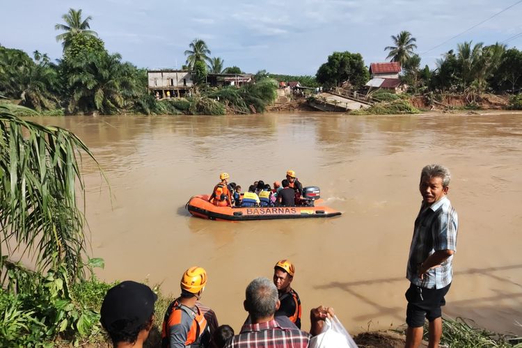 Tim SAR dari Basarnas Palembang melakukan pencarian terhadap korban banjir bandang yang hilang di Kabupaten Musi Rawas Utara (Muratara), Sumatera Selatan, Rabu 917/4/2024).