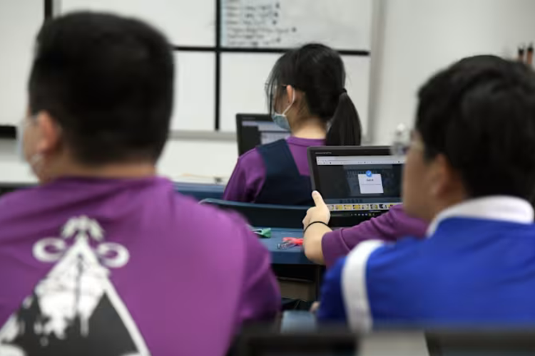 Mulai Januari 2026, siswa sekolah menengah di Singapura dilarang menggunakan smartphone dan smartwatch selama seluruh jam sekolah, bukan hanya saat pelajaran berlangsung.