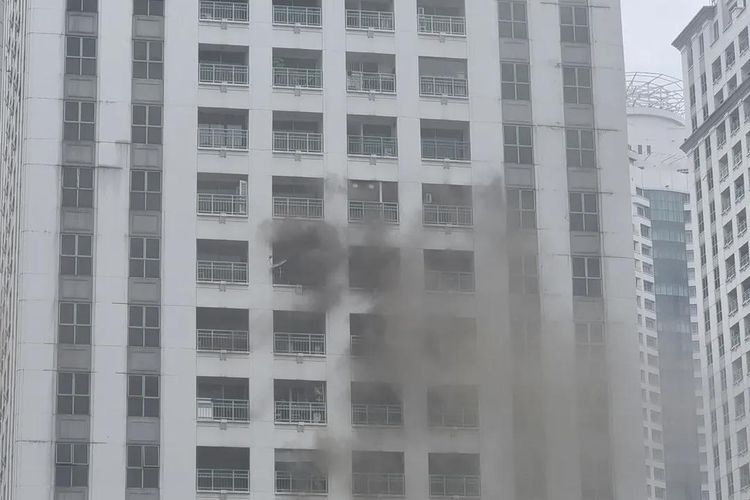 Apartemen Pavilion Jakpus Terbakar, Petugas Damkar Evakuasi Korban Terjebak