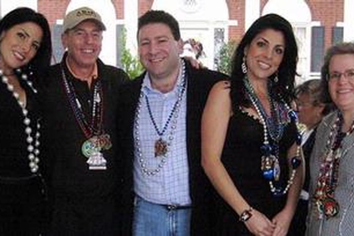 Dari kiri ke kanan: saudara kembar Jill Kelley yaitu Natalie Khawam, Jenderal Petraeus, Scott dan Kelley, serta Holly Petraeus di rumha keluarga Kelley dalam sebuah foto tahun 2010.  