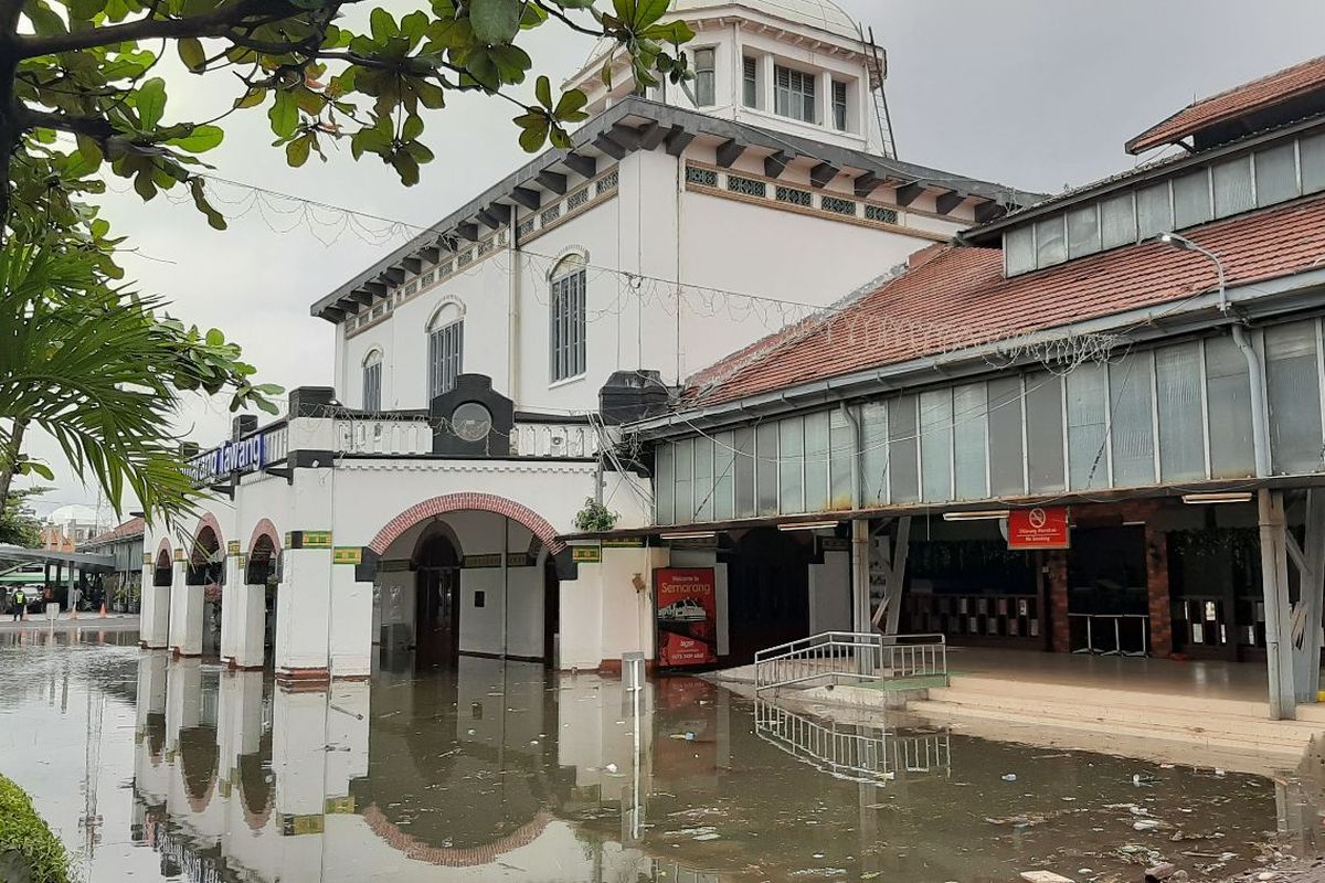 Genangan air di Stasiun Tawang akibat banjir