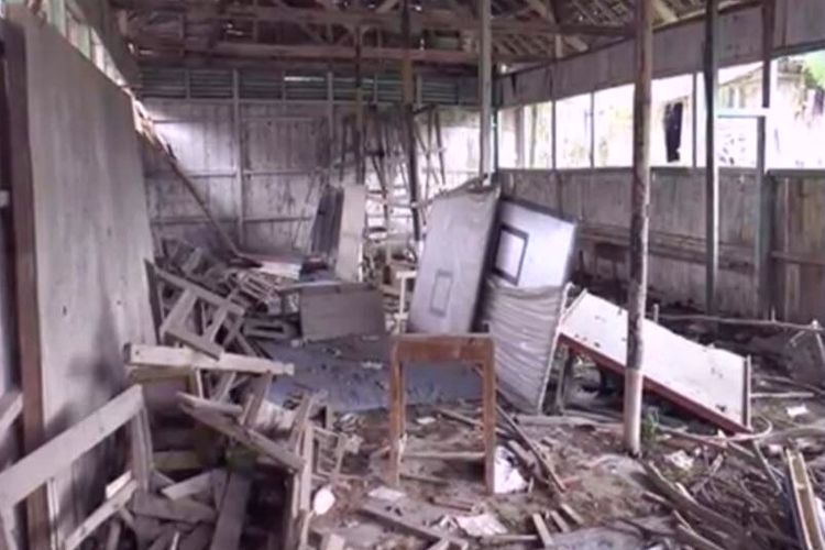 kondisi lima ruang kelas SDN 1 Suwatu, Kecamatan Gabus, Grobogan, Jateng hancur, Senin (01/5/2017)