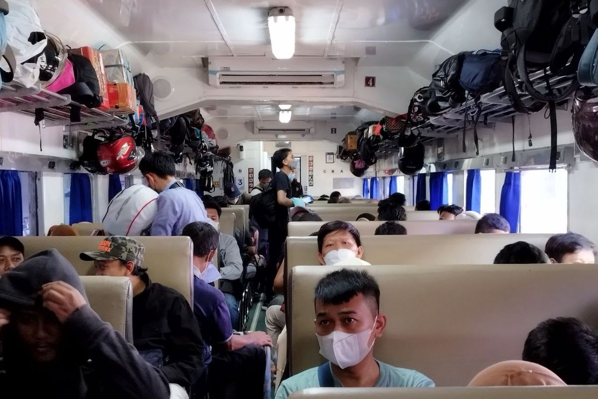 Sejumlah pemudik yang hendak berangkat dari Stasiun Pasar Senen, Rabu (19/4/2023). 