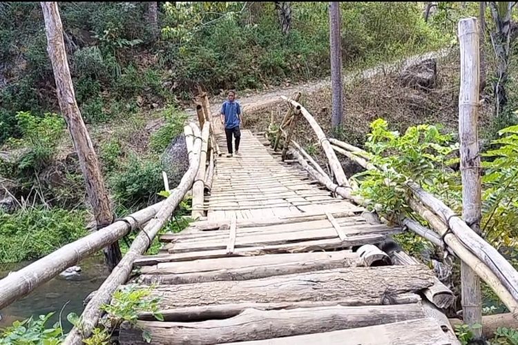 Foto : Jembatan darurat di Kali Wae Lombur tepat sebelum masuk Kampung Buas Desa Ngancar, Kecamatan Lembor, Kabupaten Manggarai Barat, NTT
